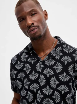Geo fan print Johnny collar polo