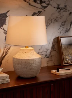 Grooved concrete table lamp