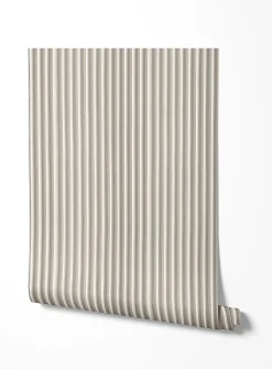 Grooved effect wallpaper strip