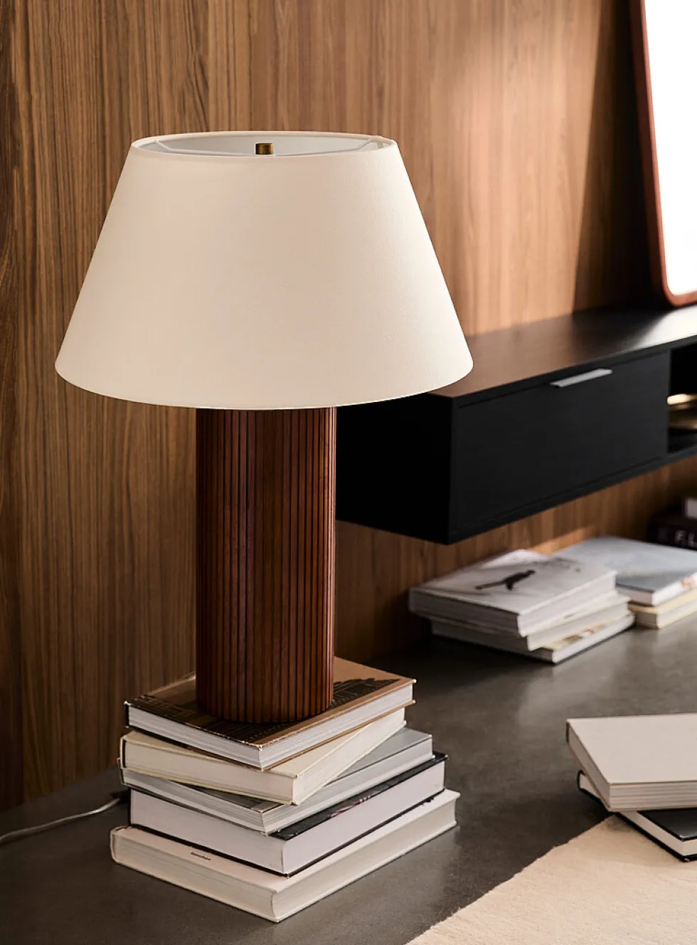 Grooved walnut table lamp