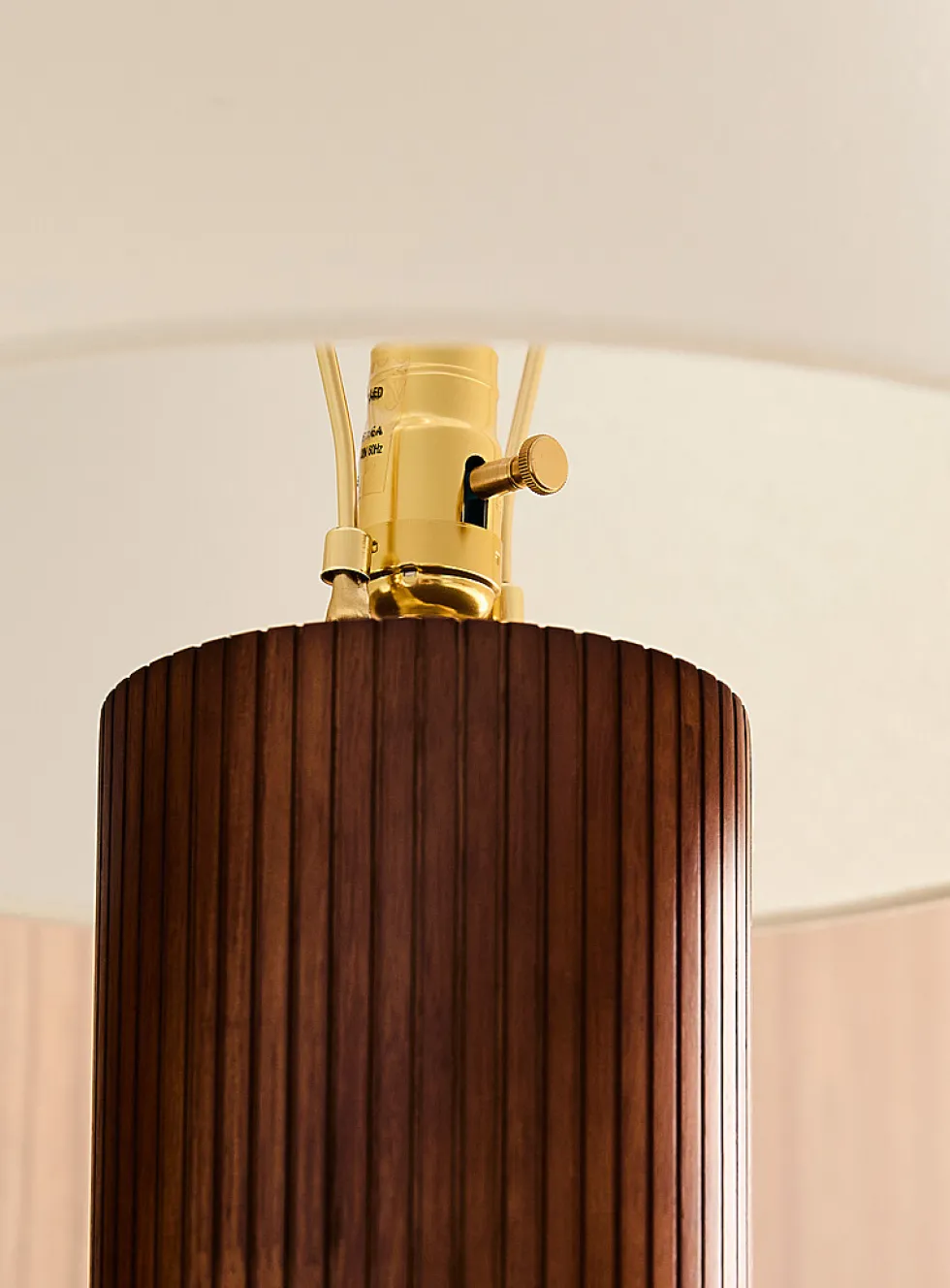 Grooved walnut table lamp