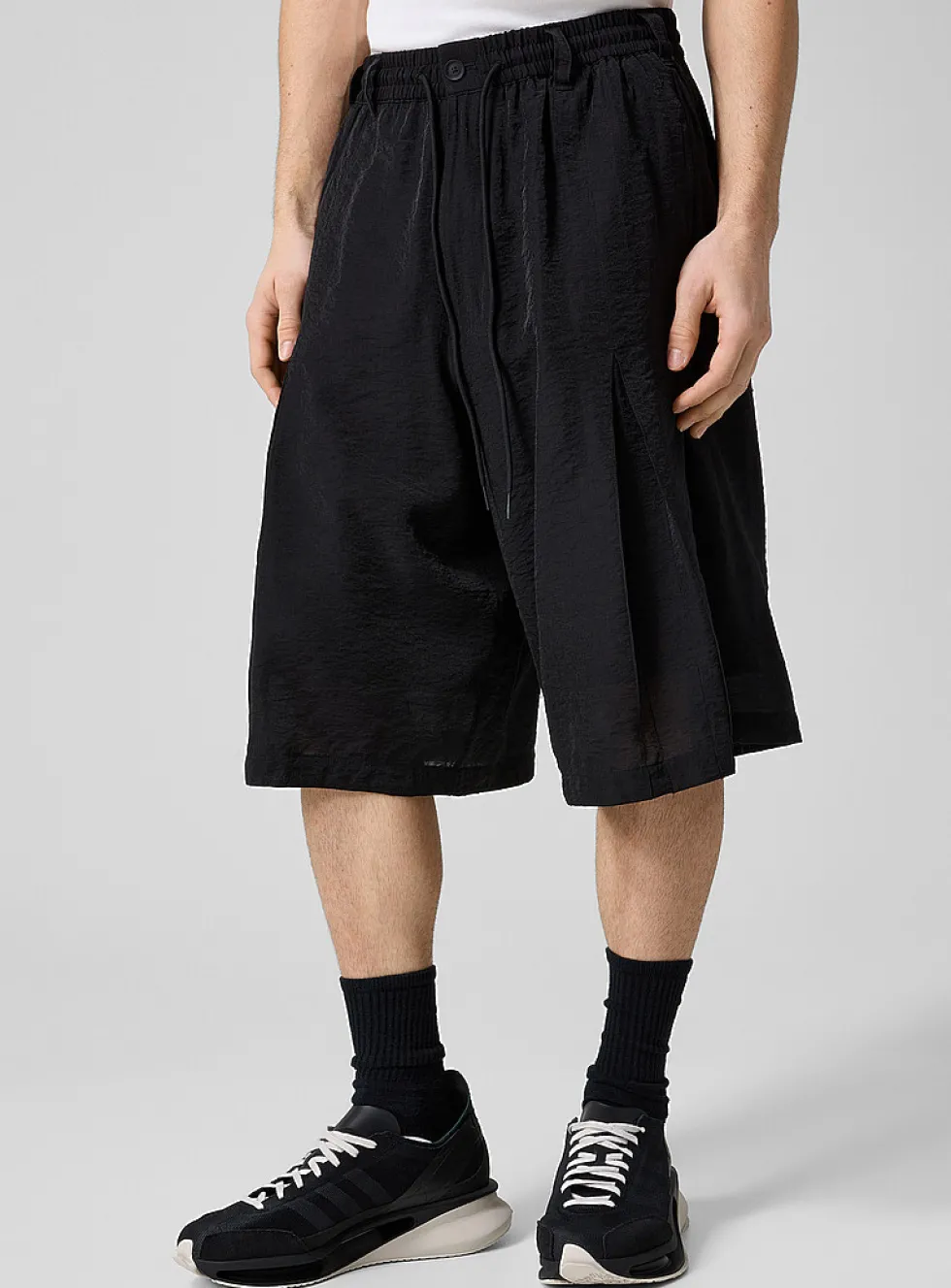 Hammered texture flowy pleated Bermuda short