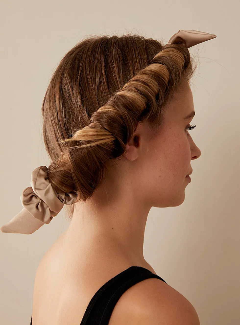Heat-free hair curling accessory