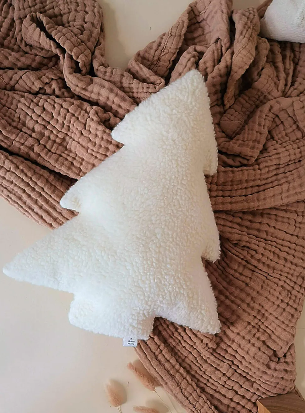 High-pile fleece fir cushion