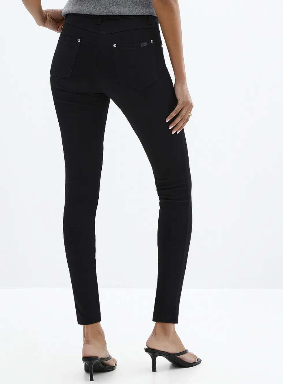 High-rise essential jegging