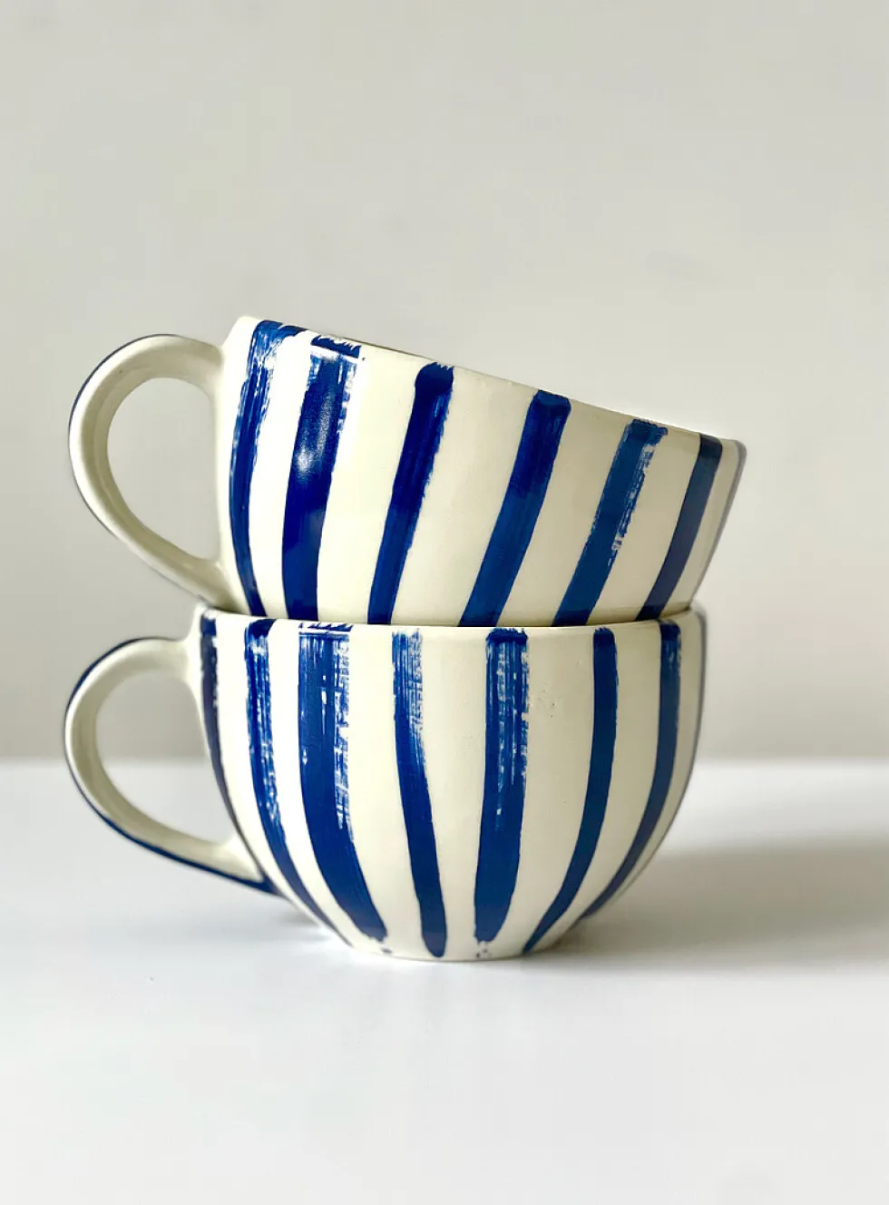 Irregular lines round mugs
