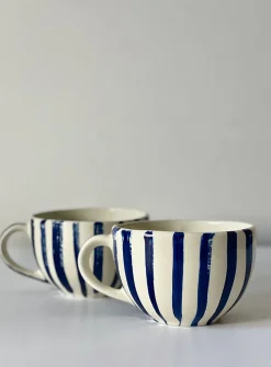 Irregular lines round mugs