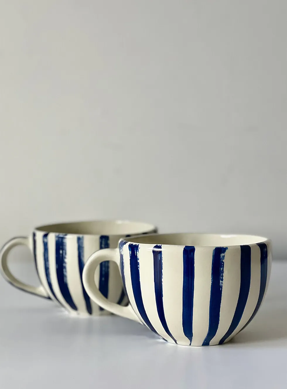 Irregular lines round mugs