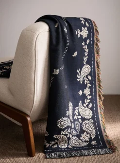 Jacquard knit paisley pattern fringed throw