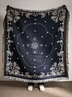 Jacquard knit paisley pattern fringed throw