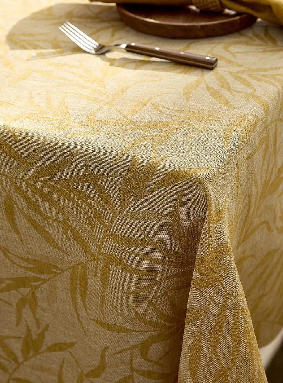 Jacquard tropical foliage tablecloth