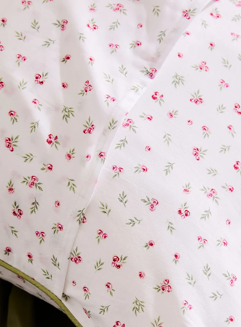 Kitten and mini-roses print pillowcase
