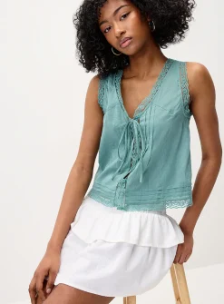 Lace details buttoned cami