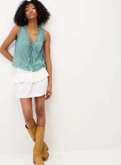 Lace details buttoned cami