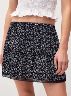 Lace-hem crinkled skort