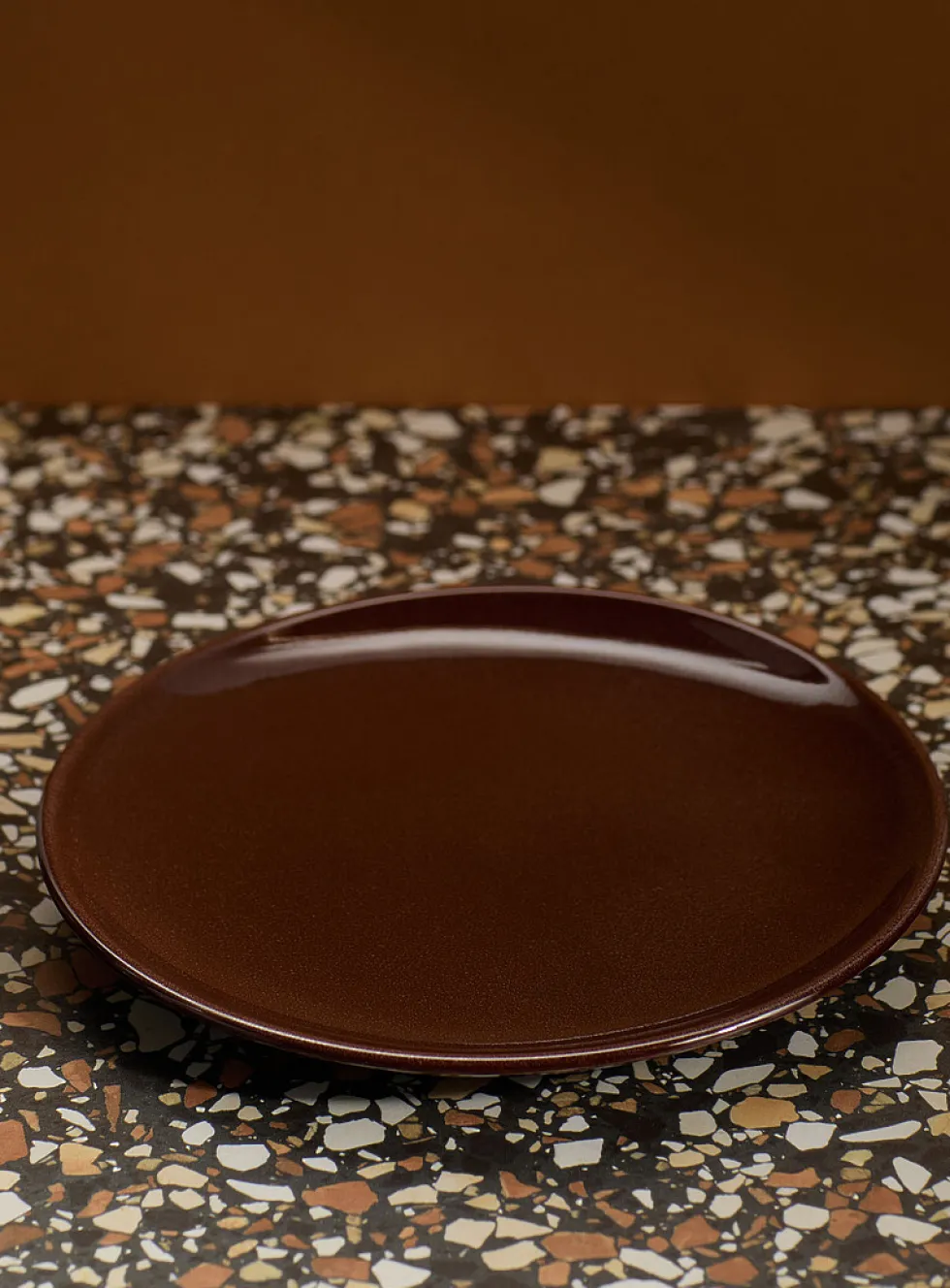Large minimalist plate