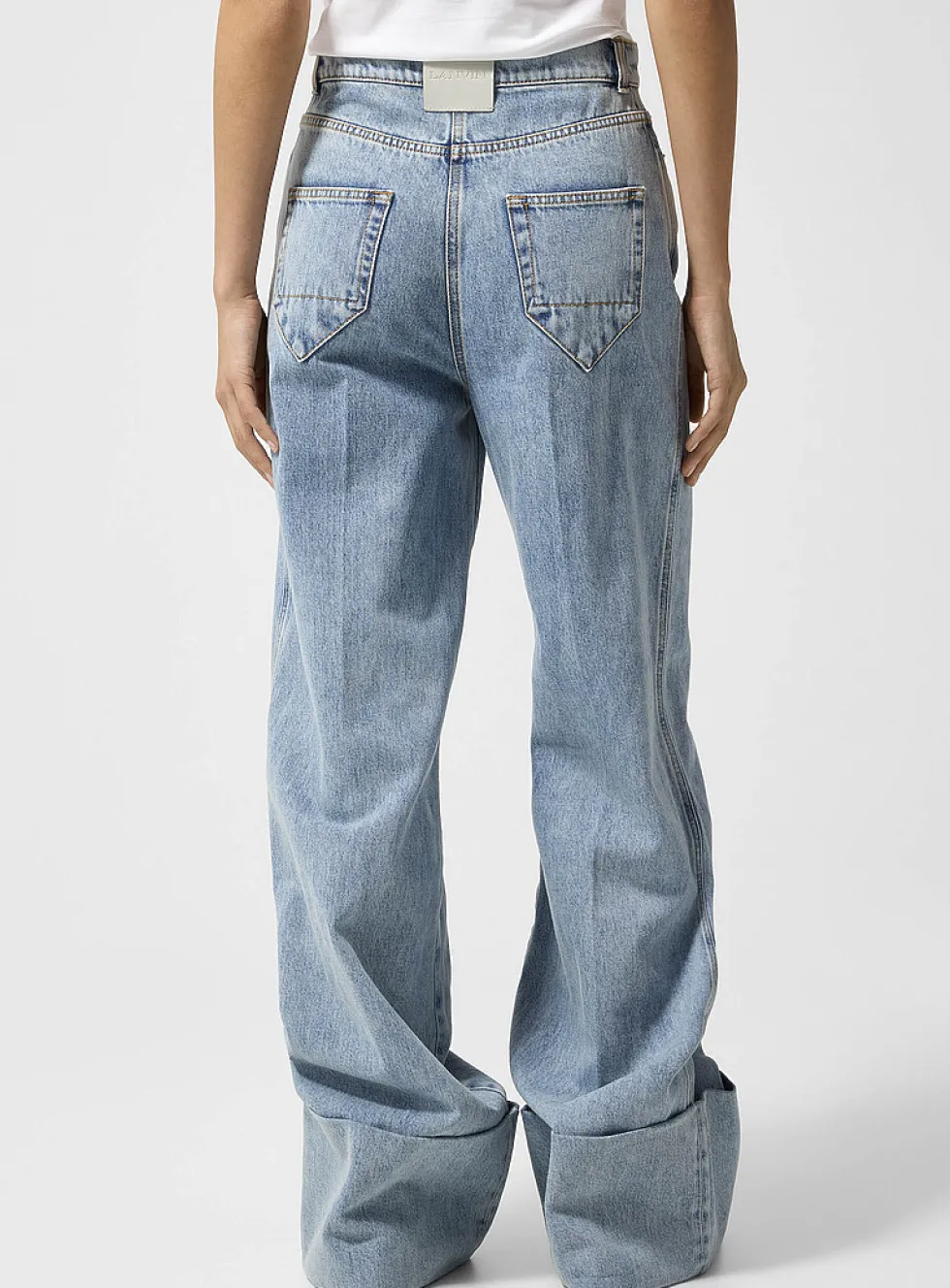 Large turn-ups wide-leg jean