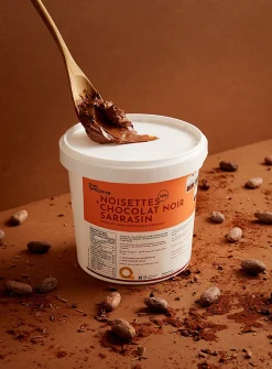 Large-size chocolate and hazelnut spread