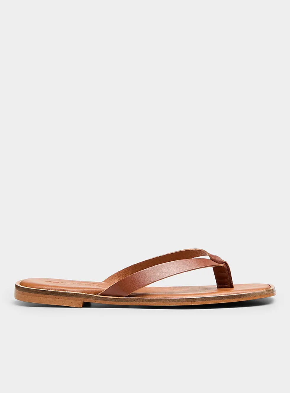 Leather V-strap cushioned sandals
