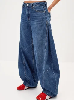Low-rise barrel jean