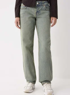 Low-rise straight-leg jean