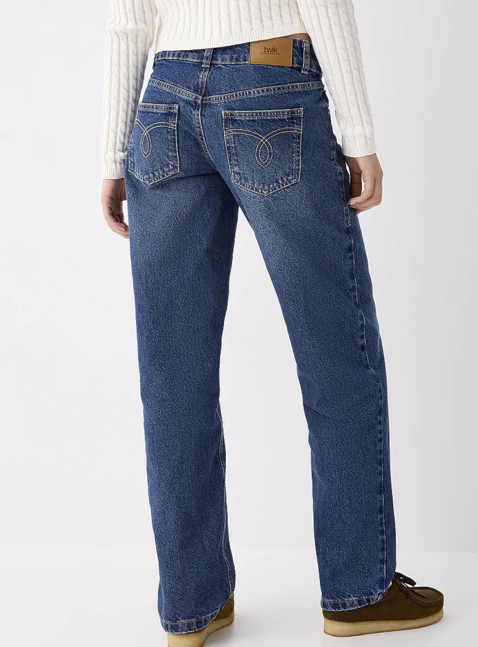Low-rise straight-leg jean