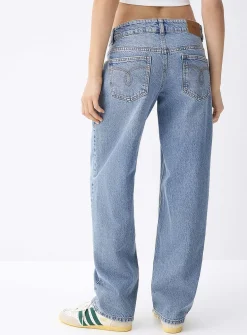 Low-rise straight-leg jean