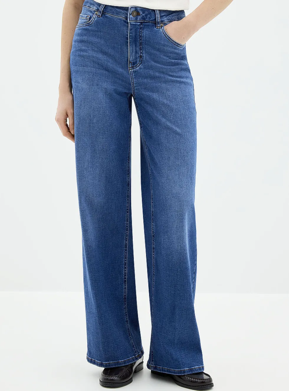 Medium-indigo stretch jean