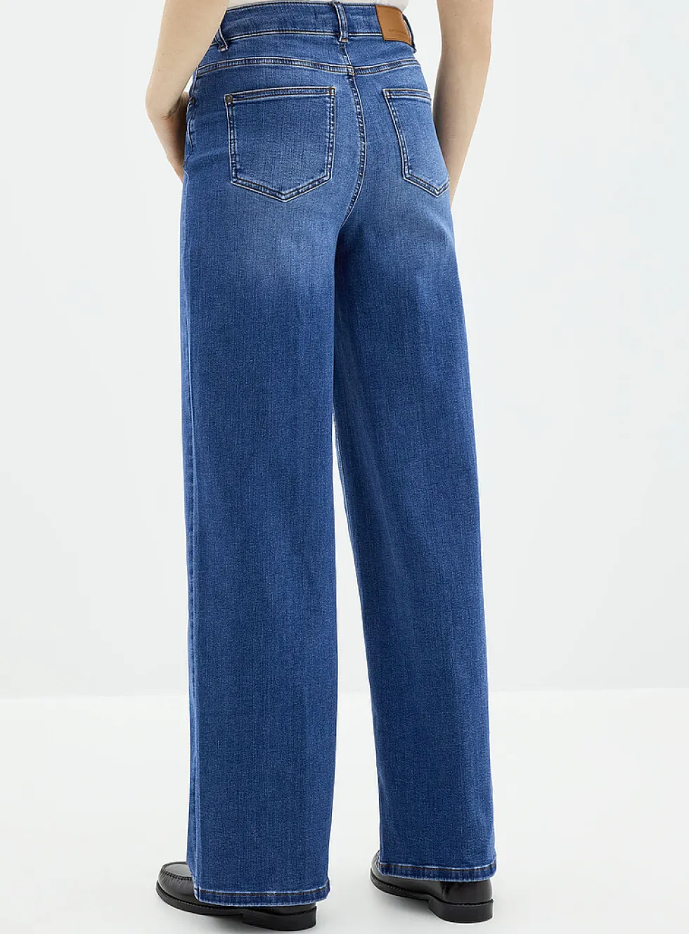 Medium-indigo stretch jean