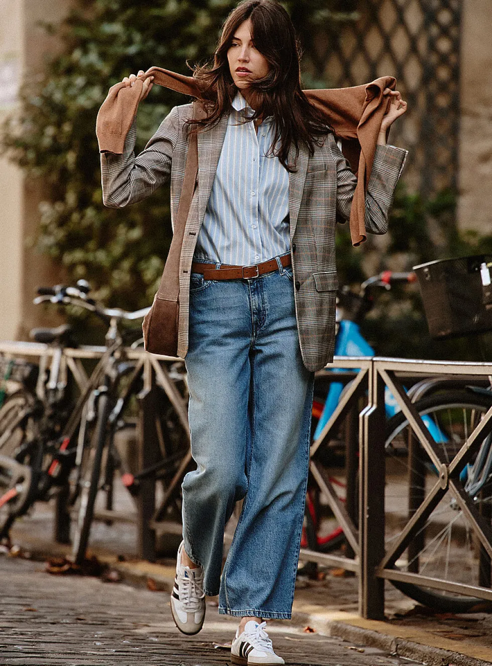 Medium-indigo stretch jean