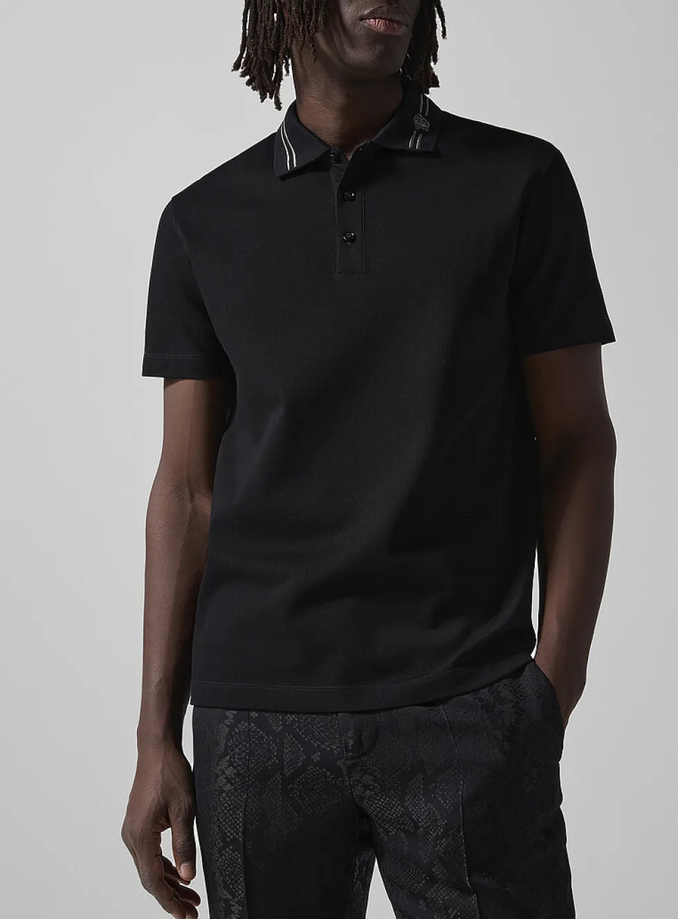 Medusa embroidered collar polo shirt