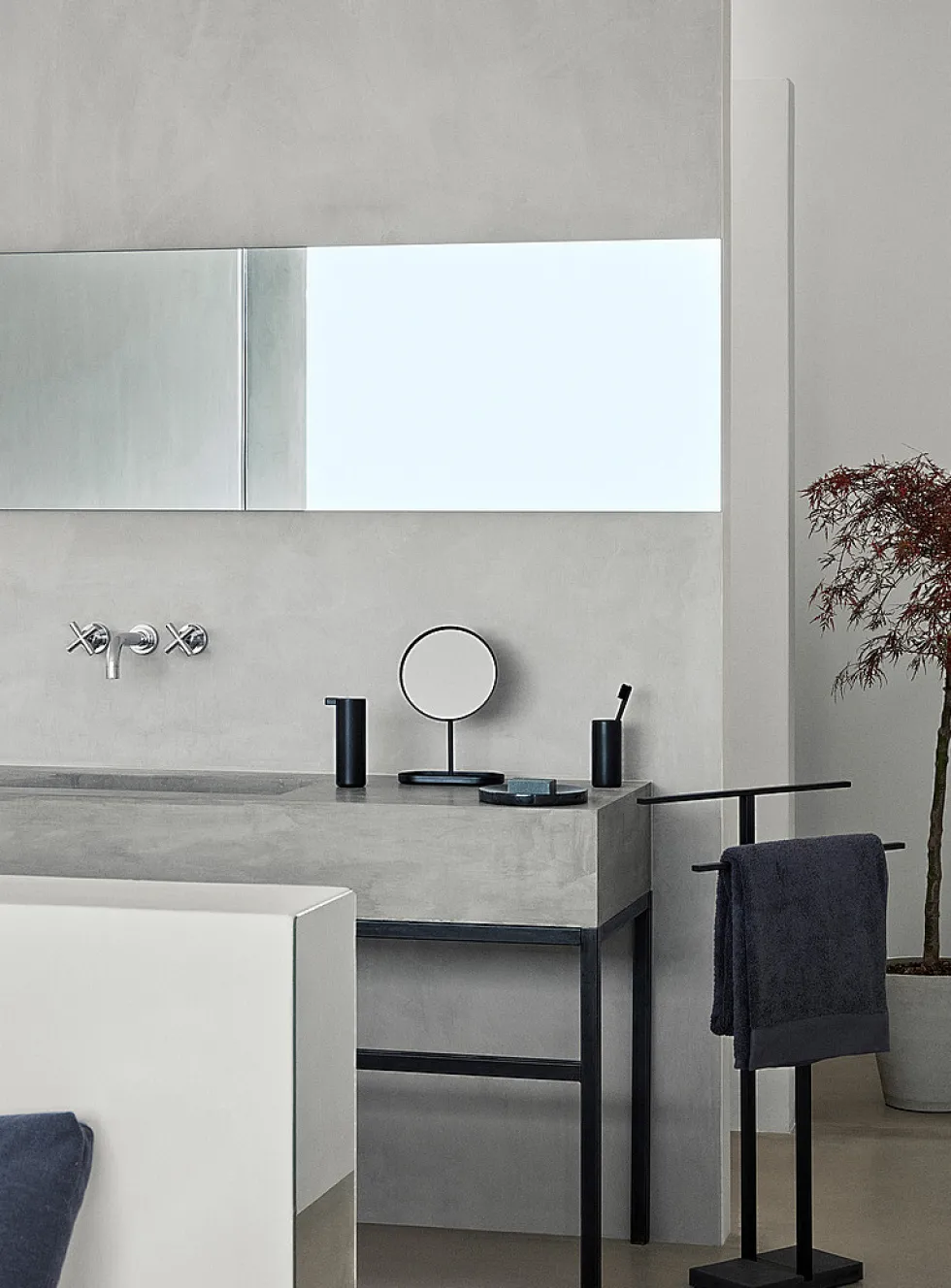 Menoto steel towel rack