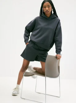 Mid-thigh fleece short