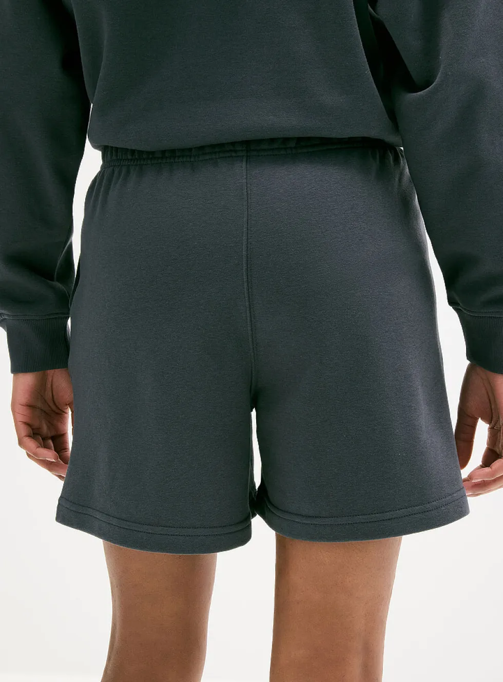 Mid-thigh fleece short