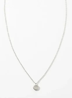 Minimalist pendant necklace