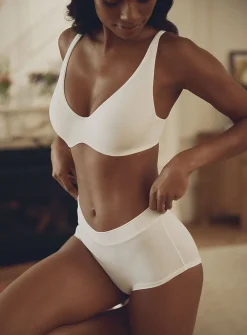 Minimalist solid-colour plunge bra
