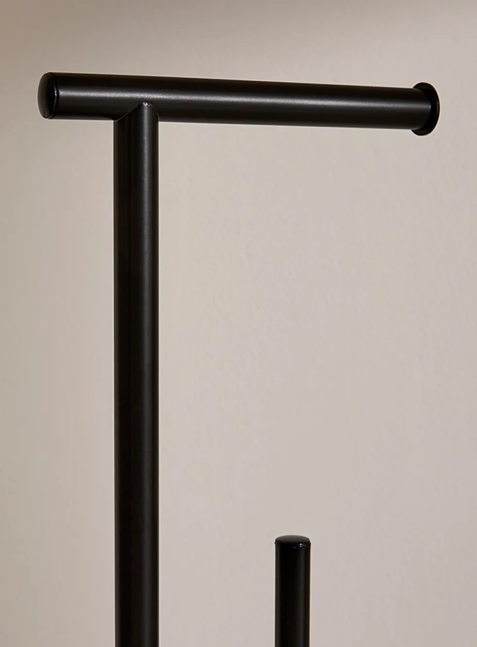 Minimalist toilet paper holder with reserve