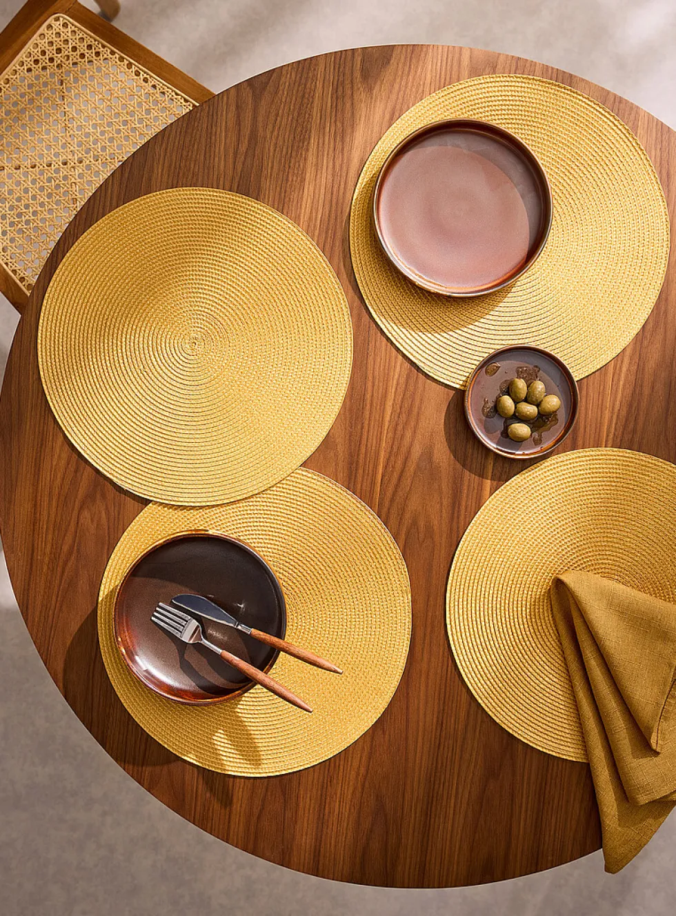 Monochrome braided placemats