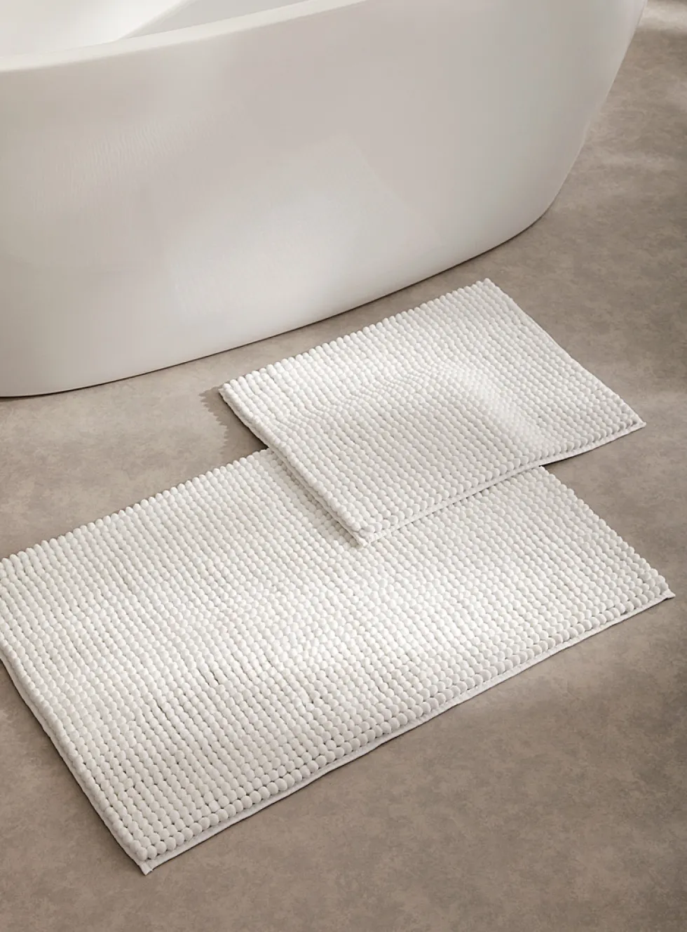 Monochrome chenille bath mat