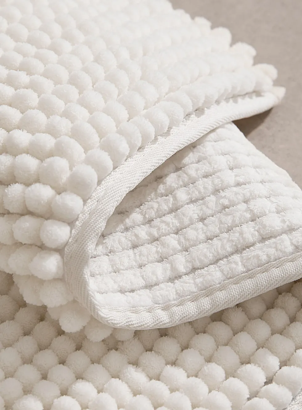Monochrome chenille bath mat
