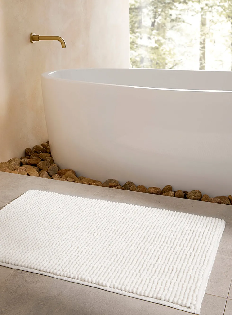 Monochrome chenille bath mat