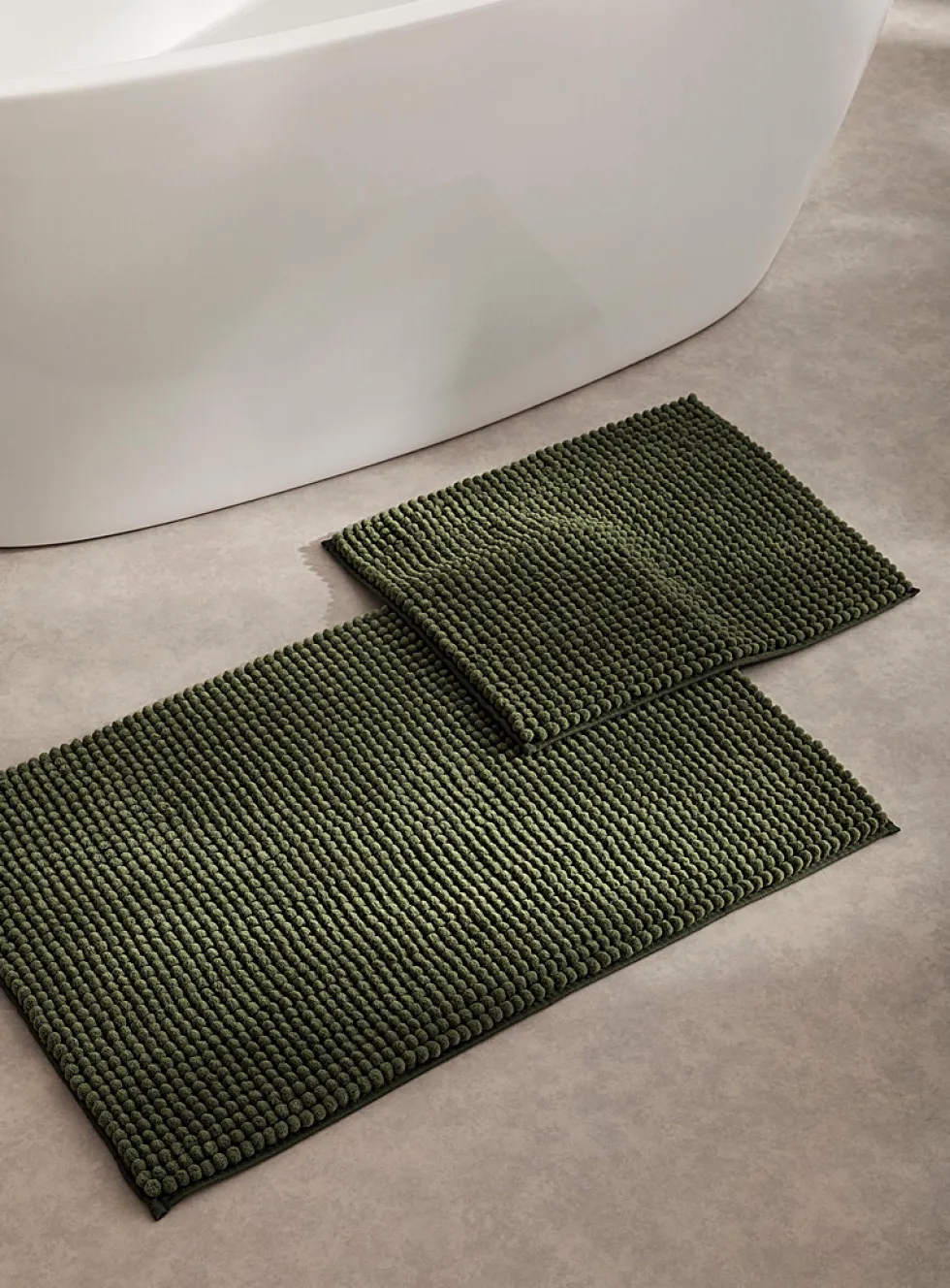 Monochrome chenille bath mat