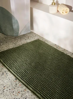 Monochrome chenille bath mat