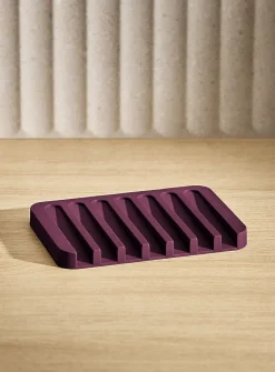 Monochrome silicone soap dish