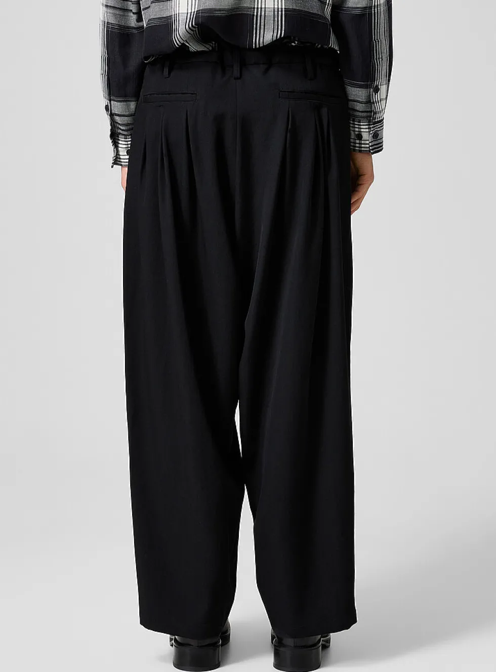 Multi-pleating loose pure wool pant