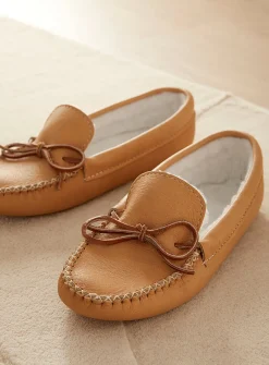 Ndënon (smoothness) lined moccasins