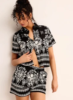 Ornamental pattern cropped shirt