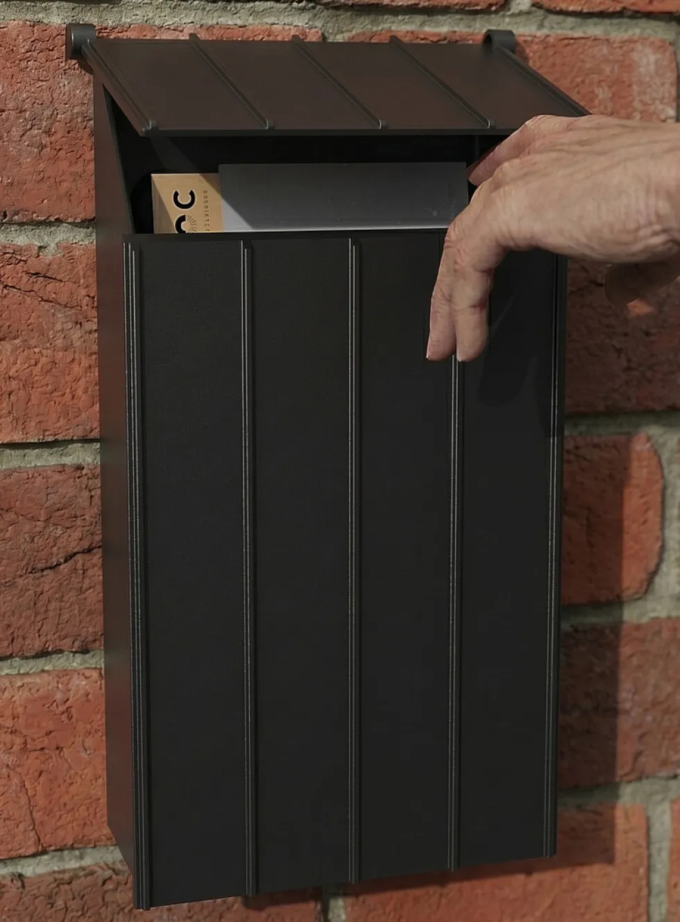 Oslo vertical slatted mailbox
