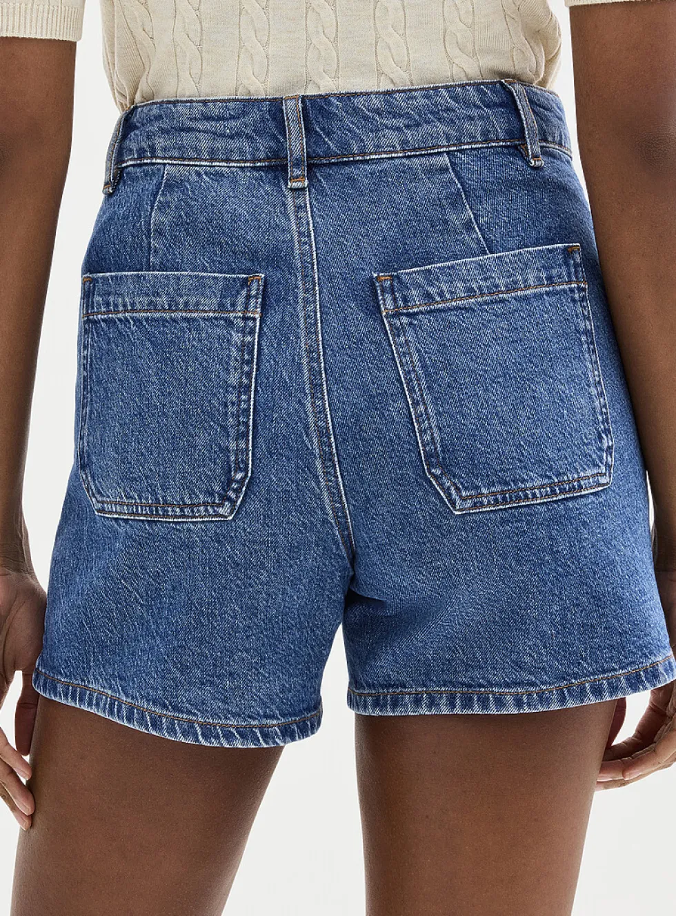 Patch pockets faded denim short