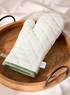 Patterned oven mitt